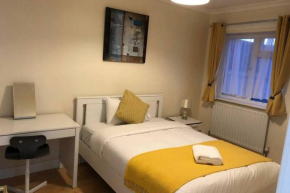 Centrally located 4 bedroom house, near train station and designer outlet